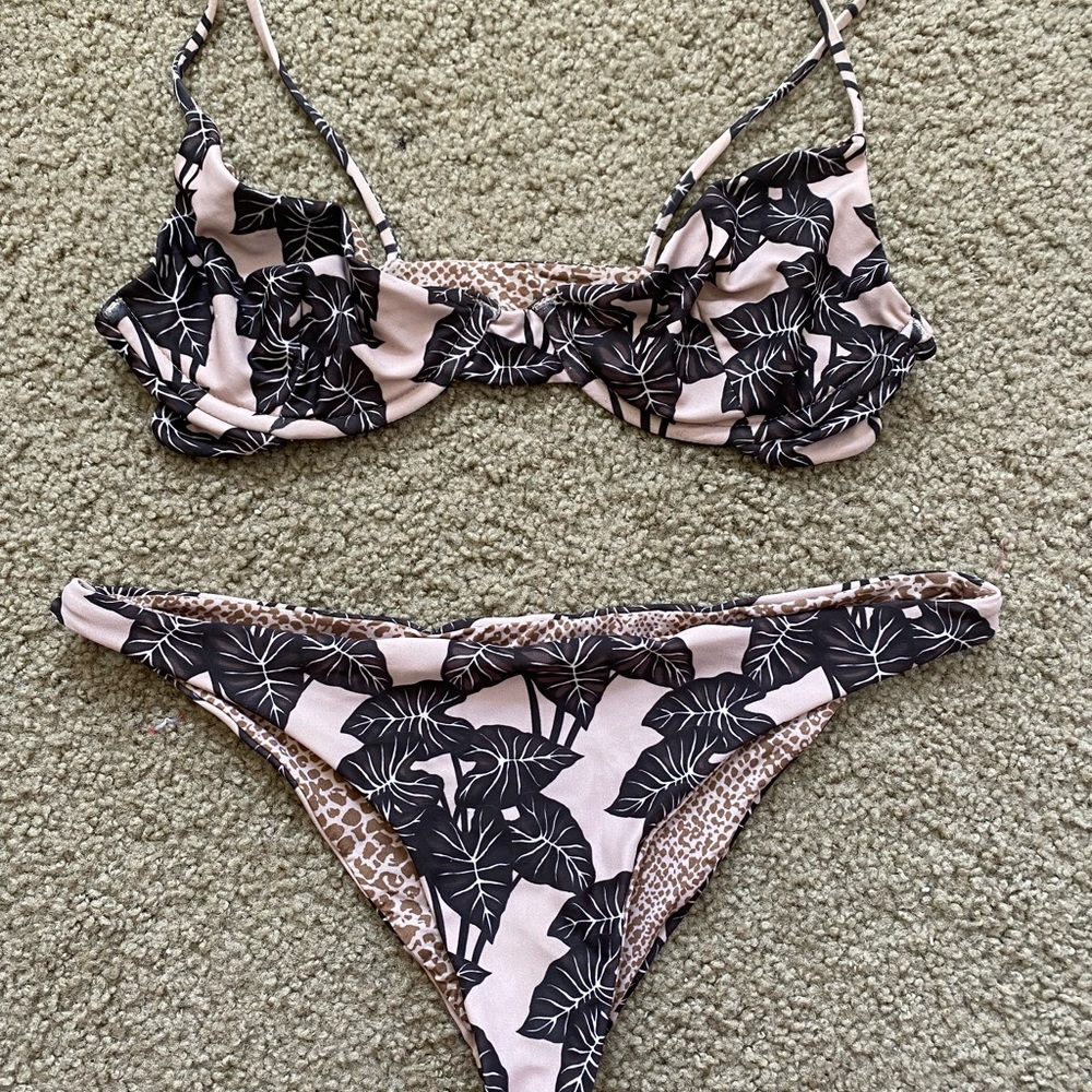 Acacia elephant ear bikini set. Size large. Brand new without tags. Never worn!